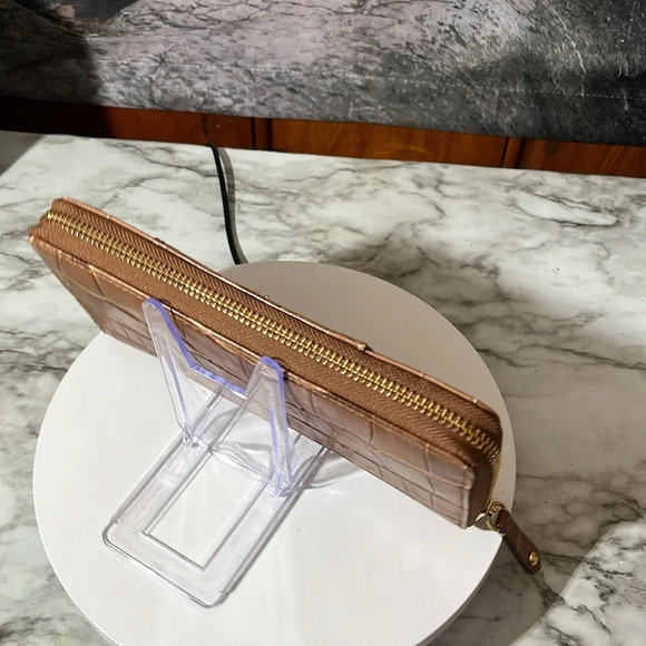 COACH CAYMAN EMBOSSED TAN LEATHER ZIPPY WALLET IN EUC - Picture 6 of 14